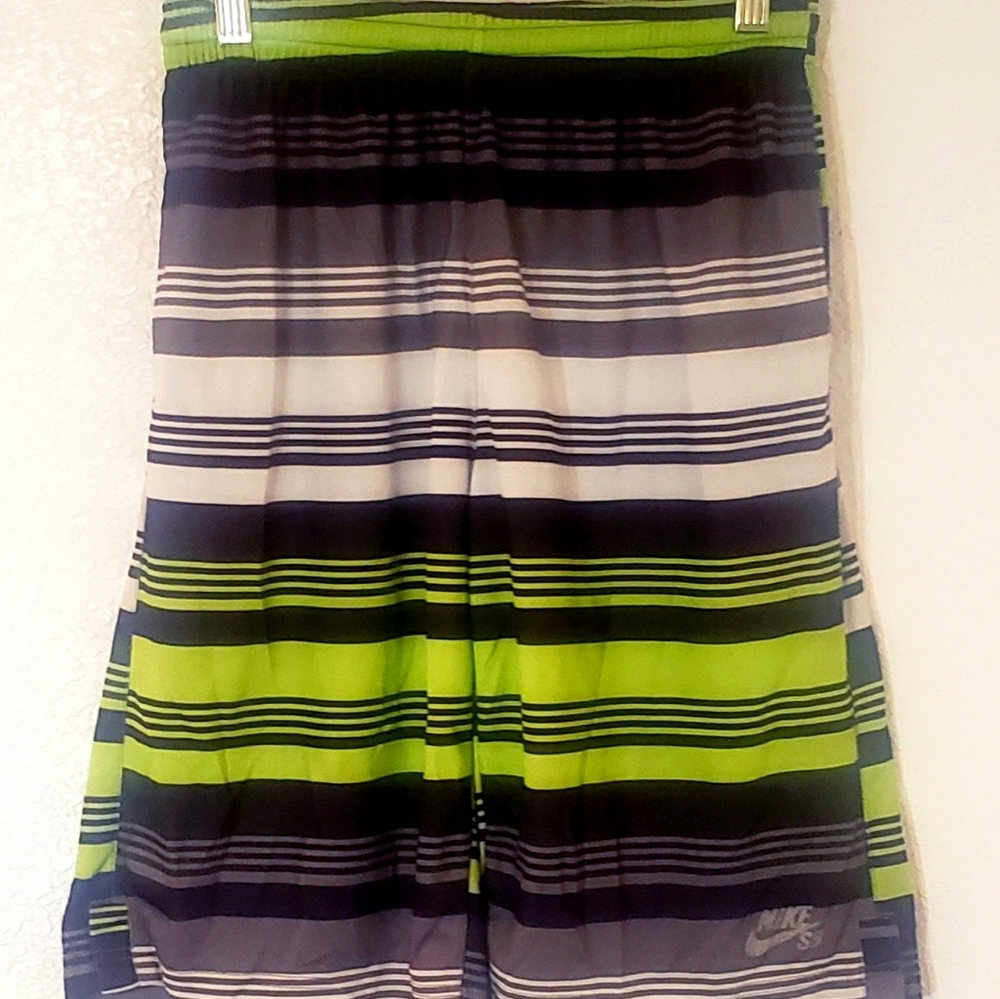 Nike SB Shorts Black Green Skateboard Swoosh Pockets Boys Size 12-13Yrs Old